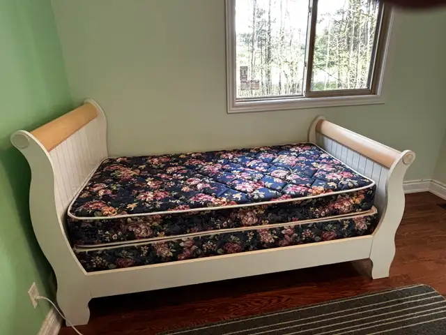 Twin Sleigh Bed in Beds & Mattresses in Oshawa / Durham Region - Image 3