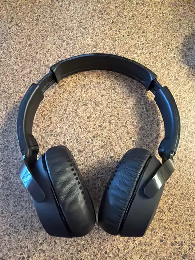 Listen up, music lovers! I'm selling my Skullcandy Hesh ANC headphones. These headphones are in good...