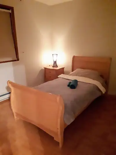 Libre à partir du 1er juin 2026 745 $/mois English follows Chambre entièrement meublée à louer dans...