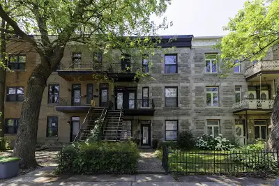 Superbe 4 ½ d’environ 900 pi² au 3e étage d’un triplex tranquille, à deux pas de l’avenue Mont‑Royal...