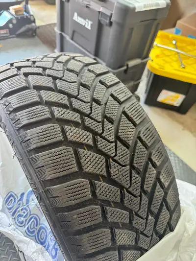 Mazzini Snow Leopard Winter Tires 225/40R18 Set of 4 Set of 4 winter snow tires in excellent conditi...
