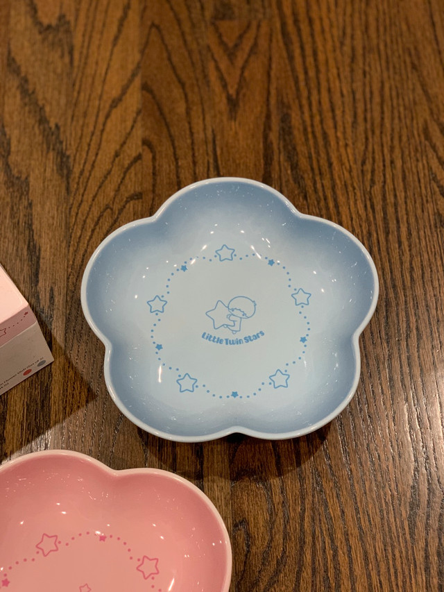Rare Le Creuset Little Twin Stars Medium Flower Dishes in Arts & Collectibles in City of Toronto - Image 3