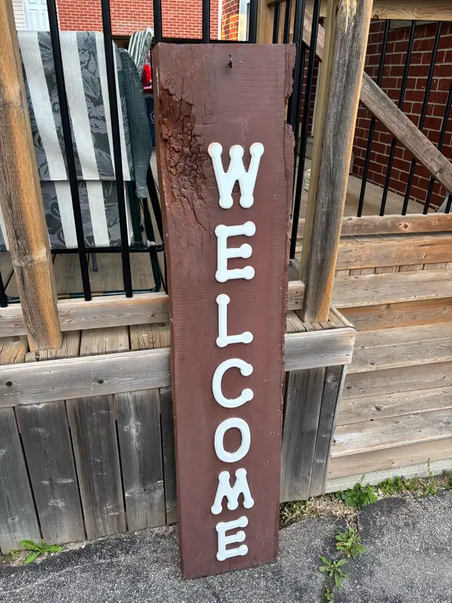 Handmade Welcome Sign Painted Made From Tree Outdoor Garden in Outdoor Décor in Kitchener / Waterloo - Image 2