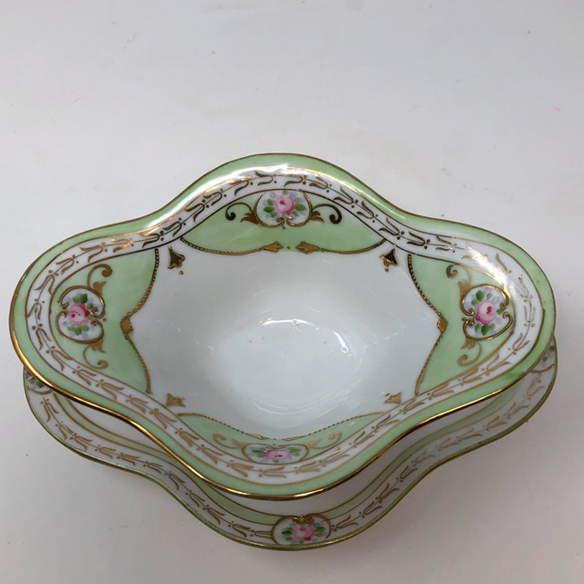 Handpainted Nippon Porcelain Gravy Sauce Bowl with Underplate dans Art et objets de collection  à Kitchener / Waterloo - Image 2