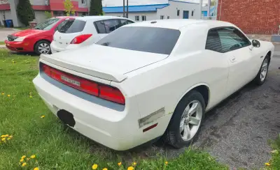 Dodge Challenger (7000$ négociable)