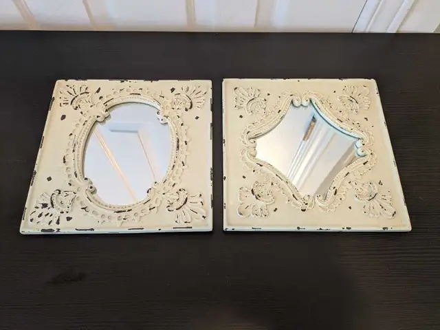 Pair of small decorative wall mirrors in Home Décor & Accents in Ottawa - Image 2