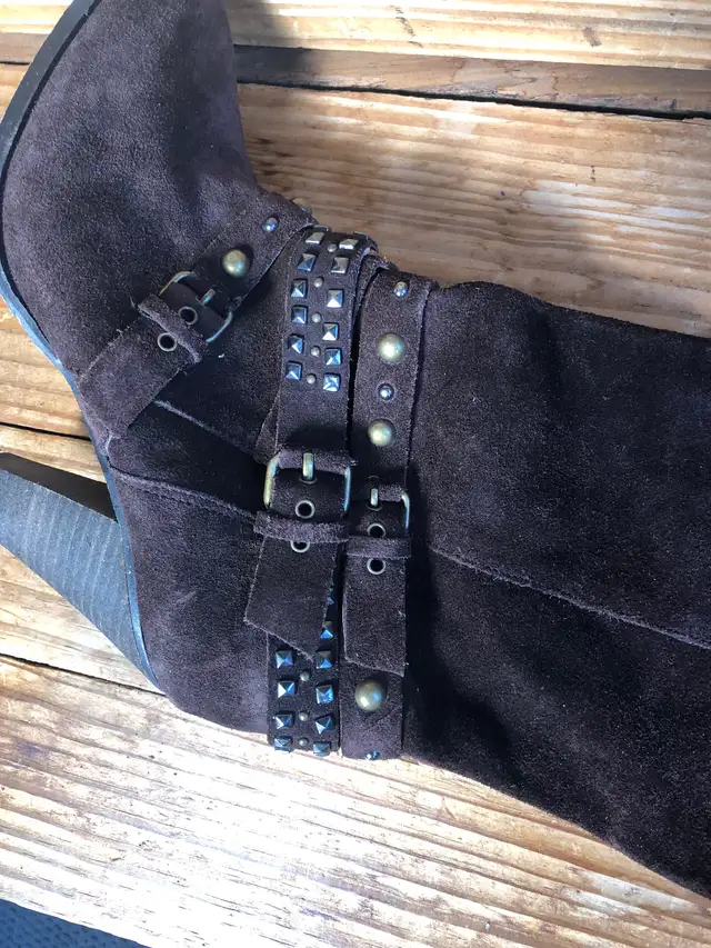 WOMANS BROWN LEATHER SUEDE BOOTS WITH GOLD+SILVER STUDS in Women's - Shoes in Mississauga / Peel Region - Image 2