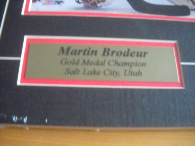 Photo Martin Brodeur médaille d'or Salt Lake City 1 2.5'' x 16'' dans Art et objets de collection  à Saguenay - Image 3