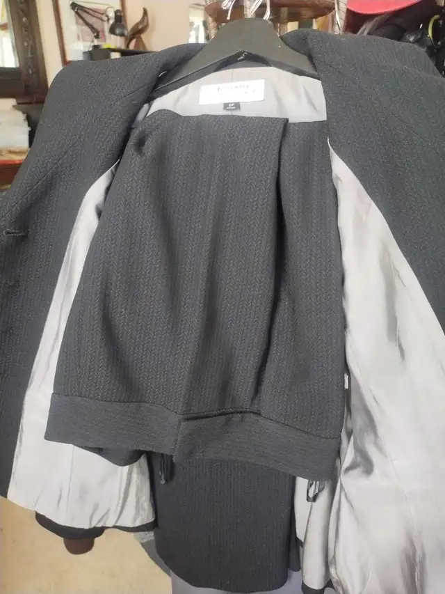 Tahari business suit - fits women's size 8/9 in Women's - Bottoms in Calgary - Image 4