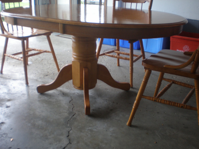 DINETTE TALBE AND CHAIRS in Dining Tables & Sets in Leamington - Image 2