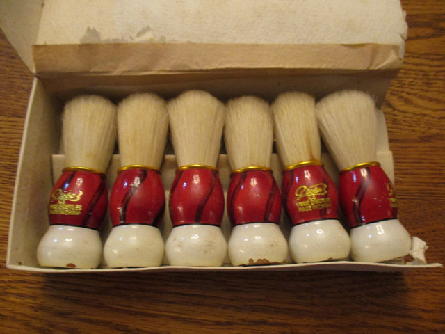 Lot de 6 blaireaux antiques de barbier avec boîte d'origine dans Art et objets de collection  à Longueuil/Rive Sud