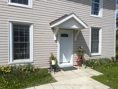 Upper Duplex,  Colborne.  $1850 includes heat
