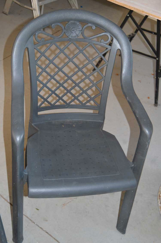 plastic chairs in Patio & Garden Furniture in Belleville - Image 2