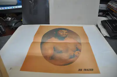 Mohammed ali /joe frazier boxing paper clips vintage newspaper 1, View more