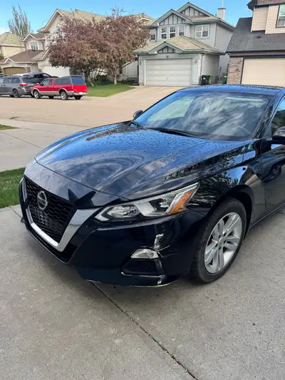 Showing the car Saturday May 23 12-4pm in Douglas Glen SE 2019 Black Nissan Altima very low mileage...