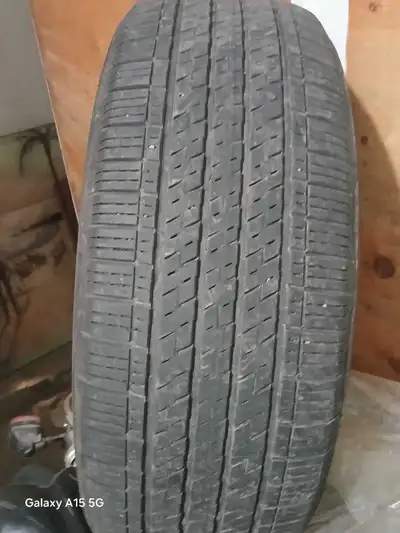 J'offre un pneu d'été de taille 225 60 17, idéal pour une conduite estivale sécuritaire et performan...
