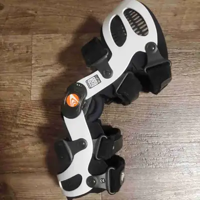 New BREG Hinged Knee Support Brace L / XL Left Leg Brand new Condition