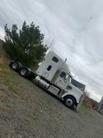2020 Freightliner SD122 DD15 18 speed 22.5 rubber all at 40% Truck is NOT heavy spec This truck is i...