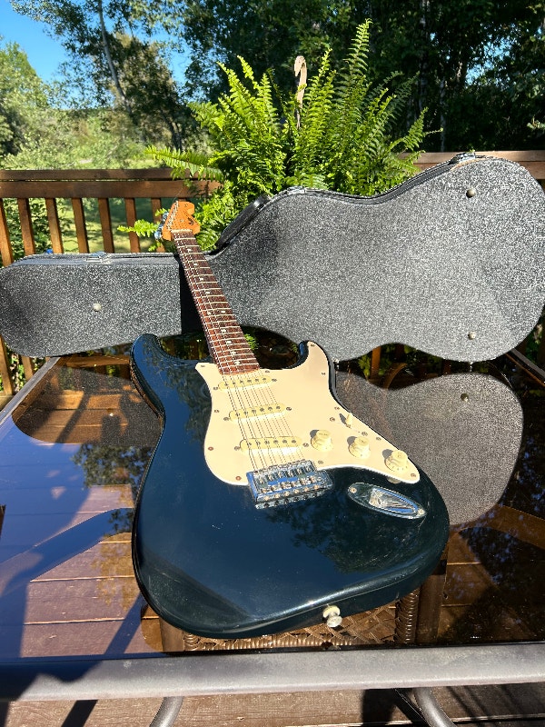 Beautiful Fender Stratocaster Electric Guitar with case Guitars