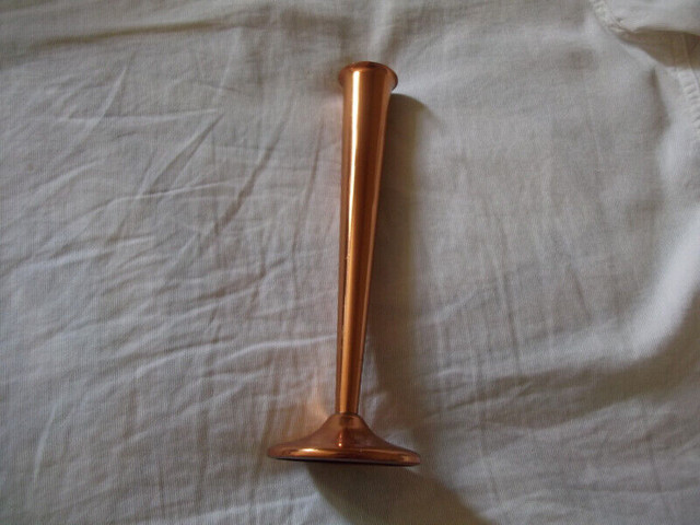 Copper vase in Home Décor & Accents in Peterborough - Image 2