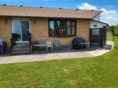 2 bedrooms home situated on the Lake-$2200/m- utilities incl'd
