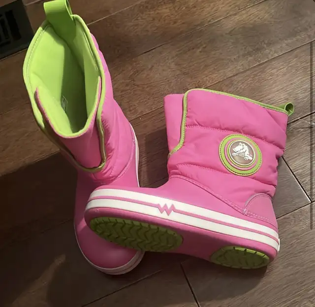 Crocs Winter Puff Boots girls size j3 in Kids & Youth in Markham / York Region - Image 2
