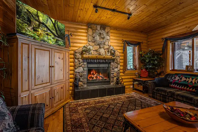 5  bedroom 2  bath lakefront cabin with private beach in Houses for Sale in Kelowna - Image 4