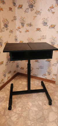 Height adjustable computer desk on wheels