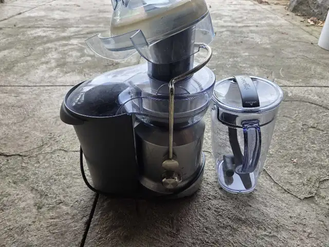 BREVILLE Juicer (BJE430SIL) in Processors, Blenders & Juicers in Hamilton - Image 2
