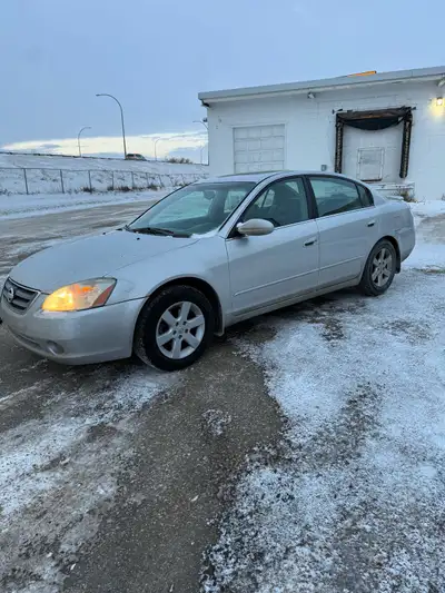 Cheap and Dependable 2002 Nissan Altima 4 cylinder automatic 179km Car runs and drives great, heats...