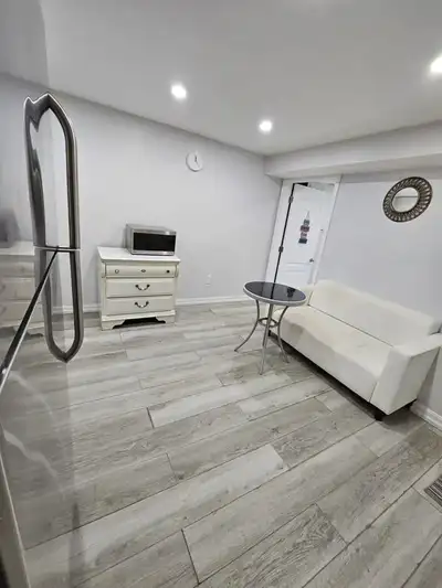 Newly furnished 1 bed, 1 bath, full kitchen
