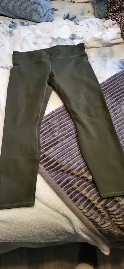 Dark green leggings size L and white micro-fleece sweater, snug fit. Used but grear condition. Smoke...