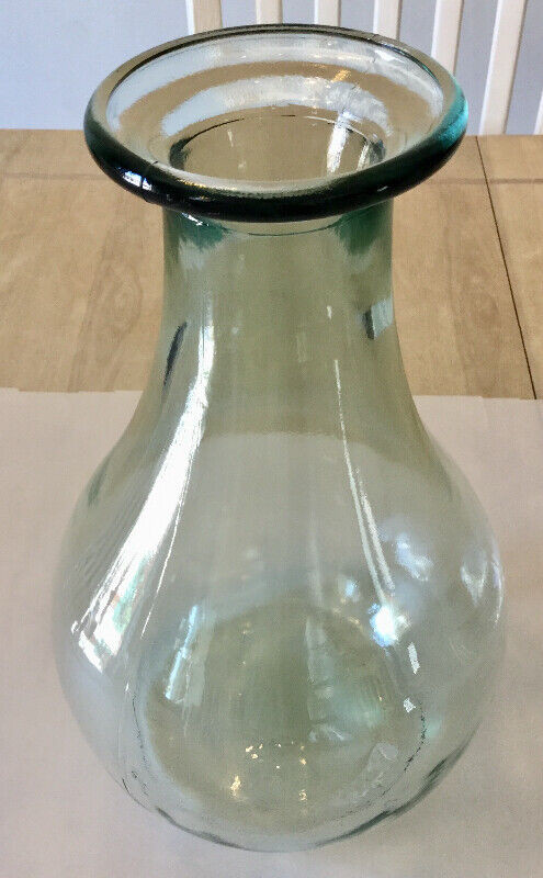 Vase a fleurs/ vase de table en verre  en forme de poire 12,5 po dans Décoration intérieure et accessoires  à Laval/Rive Nord - Image 3