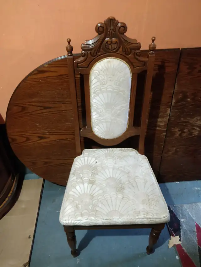 Solid Wood Dining Cabinet (comes with dining table and 6 chairs) in Dining Tables & Sets in Mississauga / Peel Region - Image 3