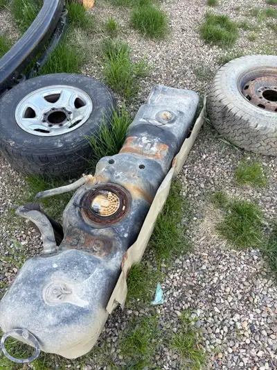For sale parts out of an 2005 dodge Cummins 3/4 ton , fuel tank, ecm with engine wiring harness, 4x4...