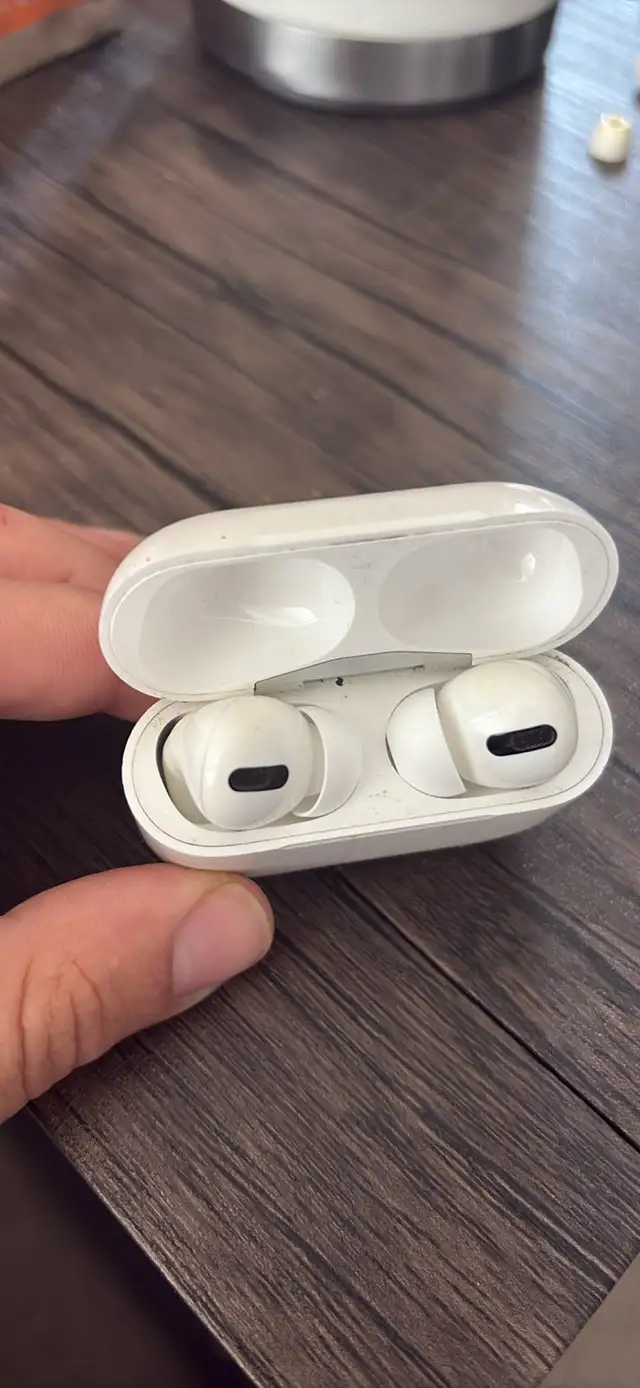 Airpods pro Gen 1 in Headphones in Kingston - Image 3