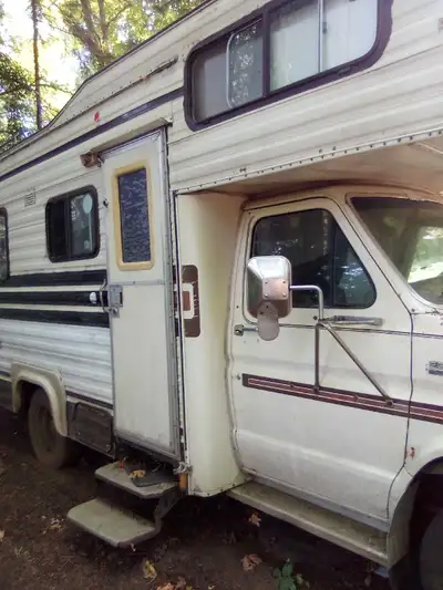Ford Econoline 351 engine low km needs water pump and alot of tlc.everything was working it has sat...
