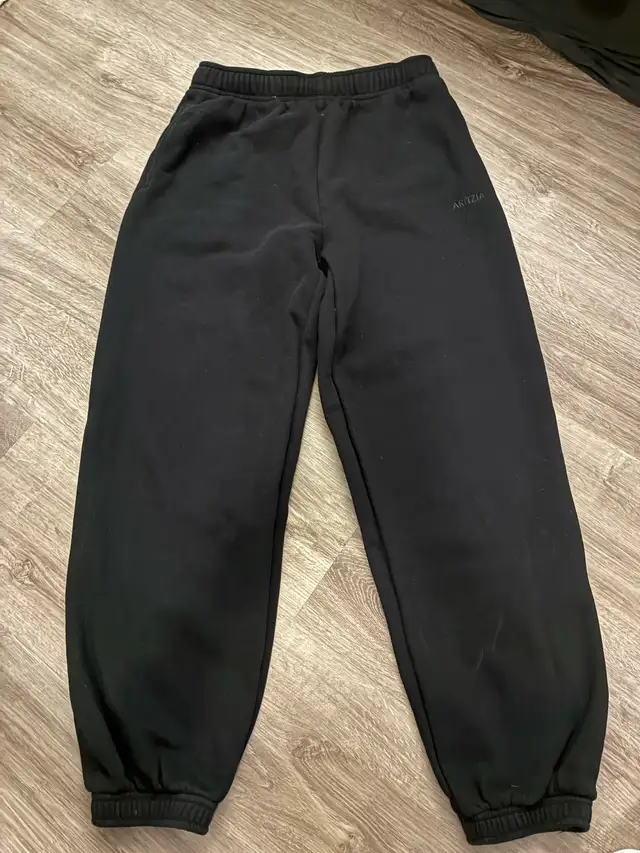Aritzia Sweatpants in Women's - Bottoms in Oshawa / Durham Region - Image 3