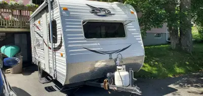 New MVI, good until May 2027. 2735 lbs -- towable by SUV or minivan. Dinette converts to double bed....