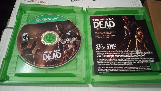 The Walking Dead Complete First Season + 400 Days (Xbox One) dans XBOX One  à Ville de Montréal - Image 3