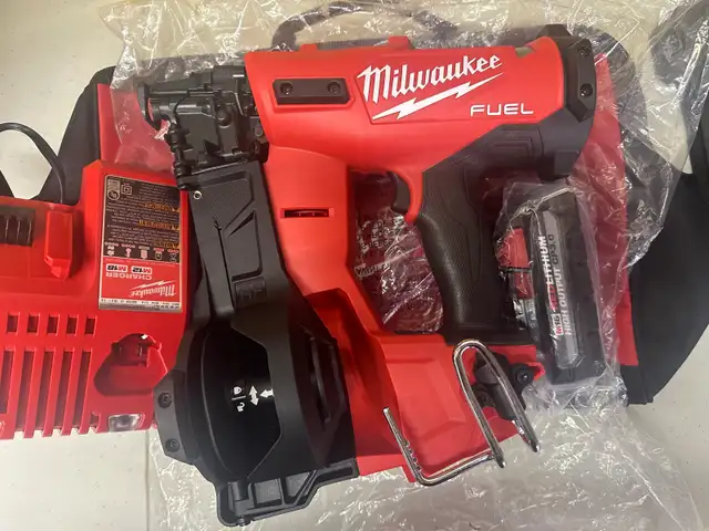 Milwaukee M18 Fuel Coil Roofing Nailer Kit