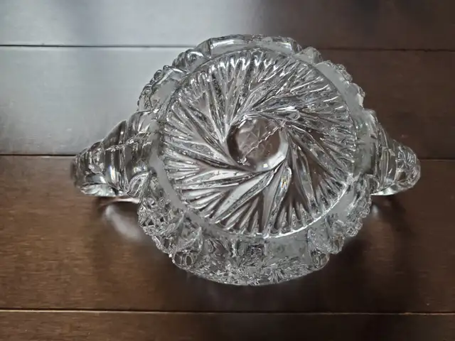 Vintage Crystal Pinwheel bowl with handles used/cristal pinwheel in Other in West Island - Image 5