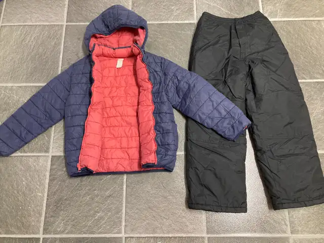 size 10-12 winter jacket/snowpants. READ description. in Kids & Youth in Calgary - Image 2
