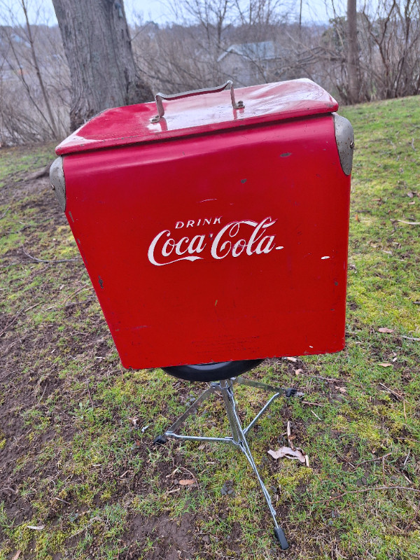 Vintage Coke Cola cooler circa 1950 in Arts & Collectibles in New Glasgow - Image 2