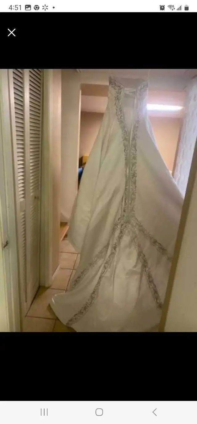 Weeding dress size medium  in Wedding in Calgary - Image 3
