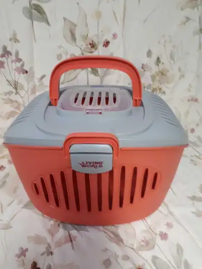 Transporteur pour lézard, oiseaux, chaton, rat, lapin, cochon d'Inde ou autre. Le transporteur est e...