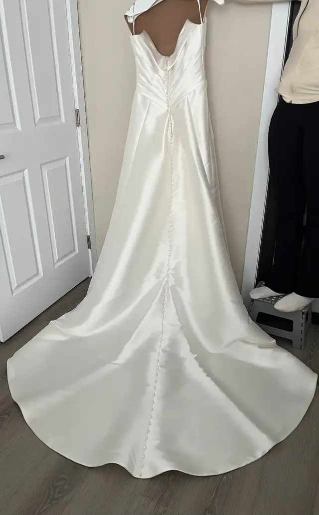 Robe de mariée en satin ivoire-Ivory Satin Wedding dress- Size12 in Wedding in Gatineau - Image 5
