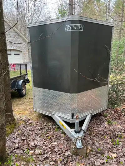 Roulotte. Aluminium, 6x10, 12 pi avec la pointe. A servi à n déménagement et storage par la suite Co...