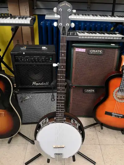 Superbe Banjo 5 cordes - comme neuf ( etui inclus ). Marque : Gold Tone Modele : CC-85 Prix : $ 700...