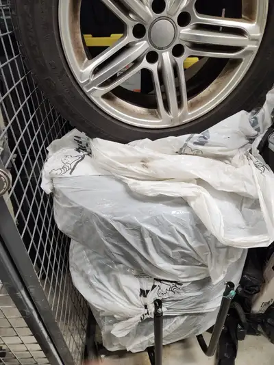 Selling 4 winter tires on aluminum rims. Dimensio: 215/65 R 17